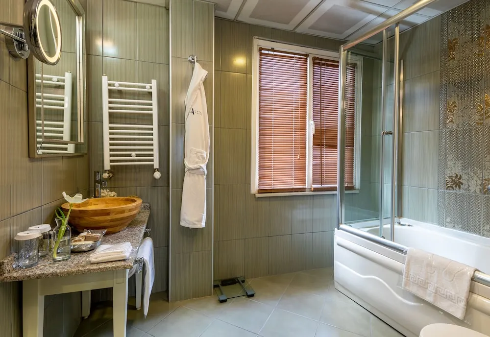 Süit, Balkon, Kısmi Deniz Manzaralı