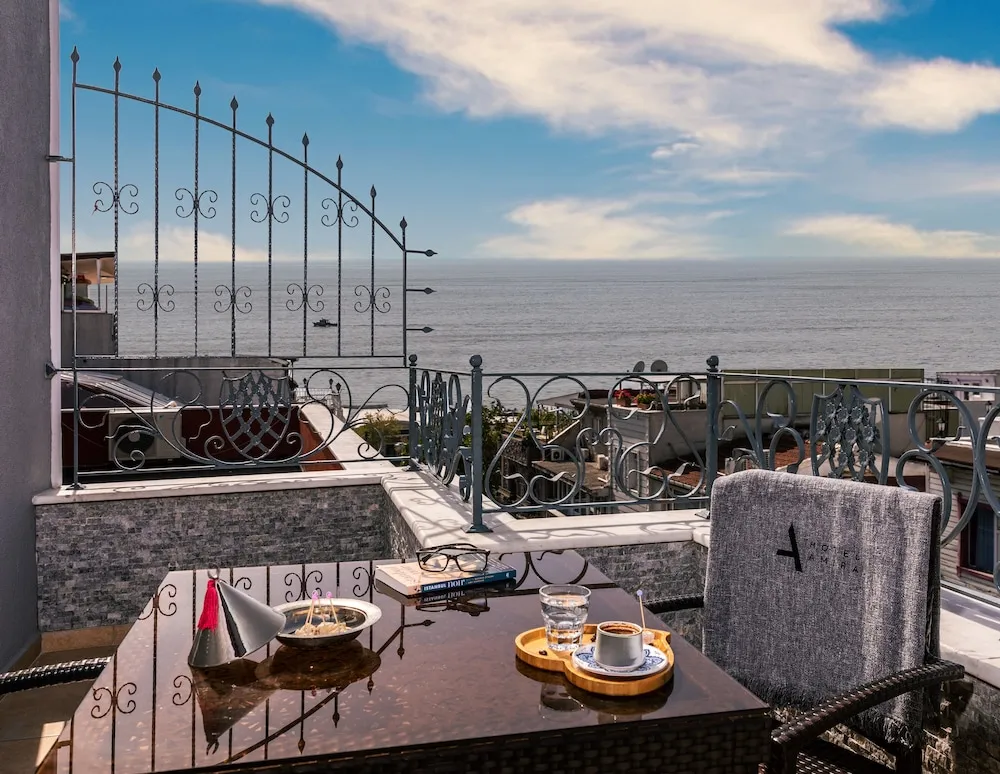 Deluxe Tek Büyük Yataklı Oda, 1 Büyük (Queen) Boy Yatak ve Çekyat, Balkon, Kısmi Deniz Manzaralı