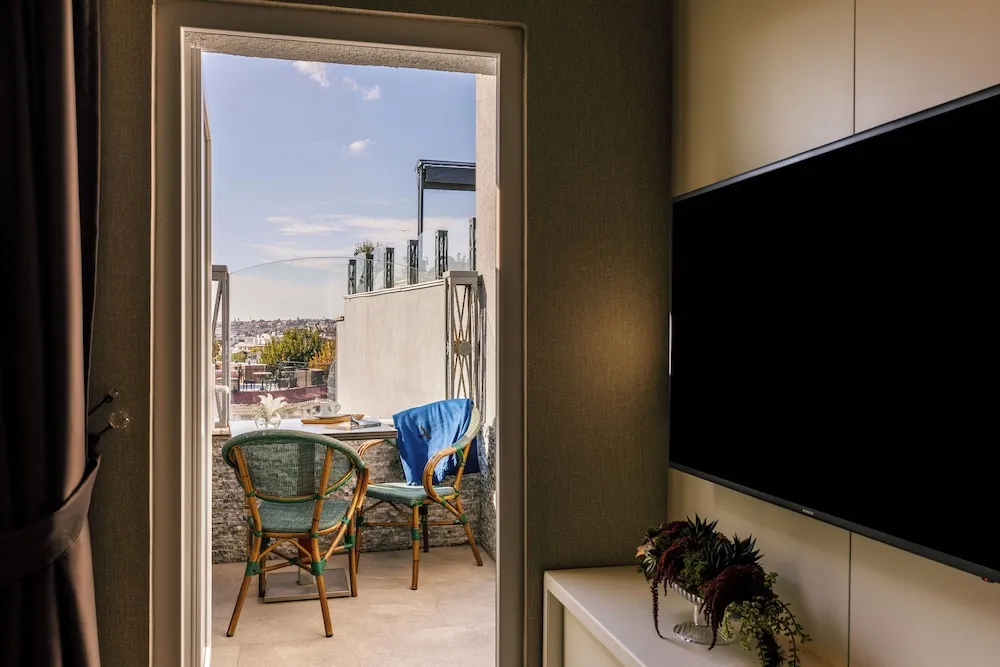 Deluxe Tek Büyük Yataklı Oda, 1 Büyük (Queen) Boy Yatak ve Çekyat, Balkon, Kısmi Deniz Manzaralı