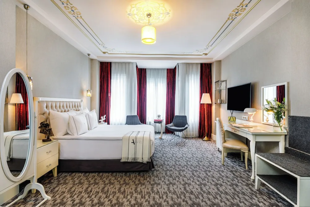 Deluxe Tek Büyük Yataklı Oda, 1 Büyük (Queen) Boy Yatak ve Çekyat, Balkon, Kısmi Deniz Manzaralı