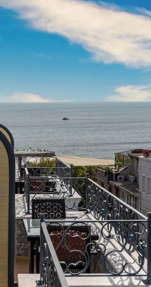 Deluxe Tek Büyük Yataklı Oda, 1 Büyük (Queen) Boy Yatak ve Çekyat, Balkon, Kısmi Deniz Manzaralı