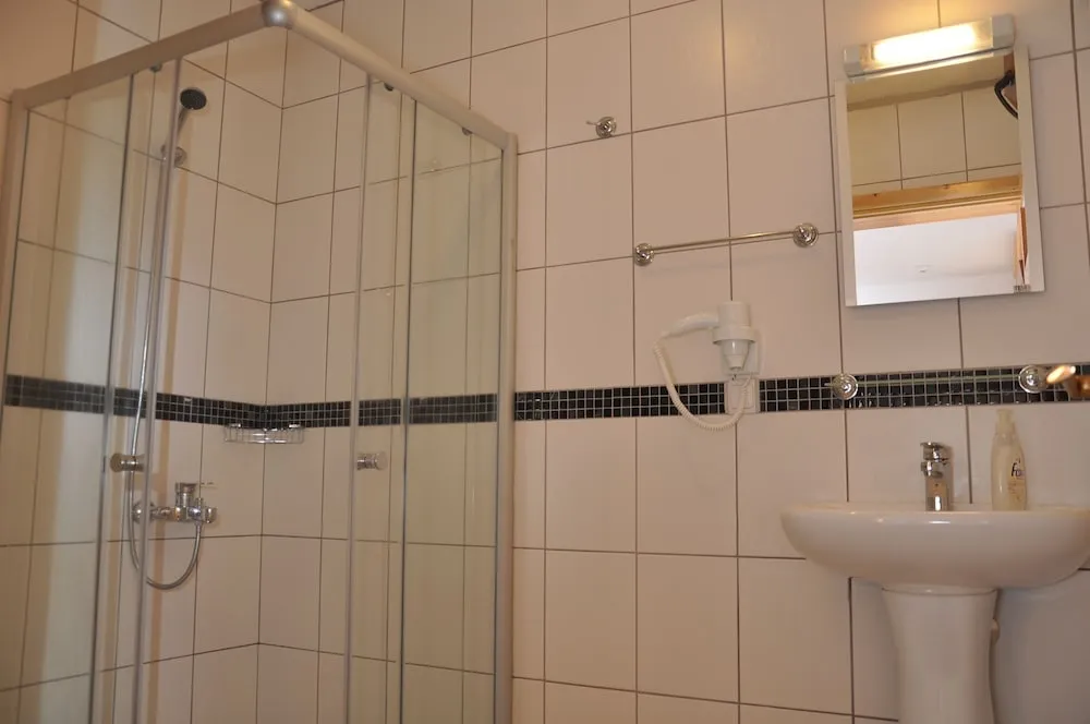 Family Tek Büyük veya İki Ayrı Yataklı Oda, Havuz Manzaralı