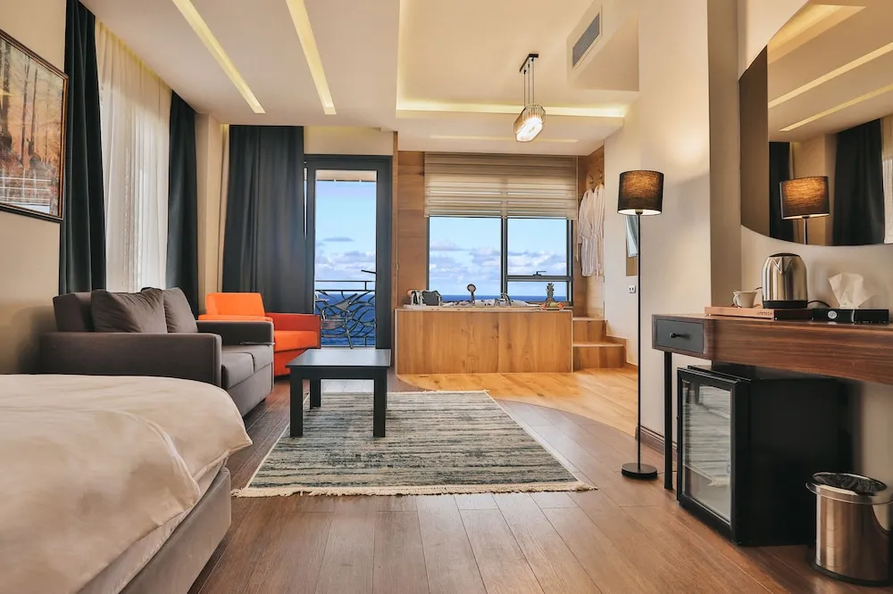Akyazi Suite with Jacuzzi and Sea View