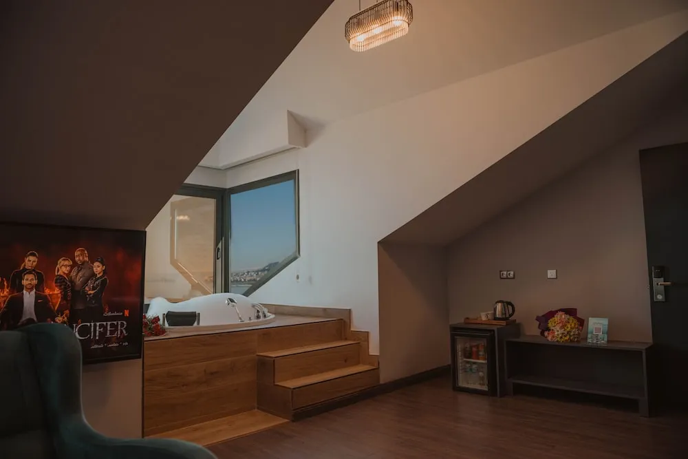 Peerless Suite with Jacuzzi and fireplace