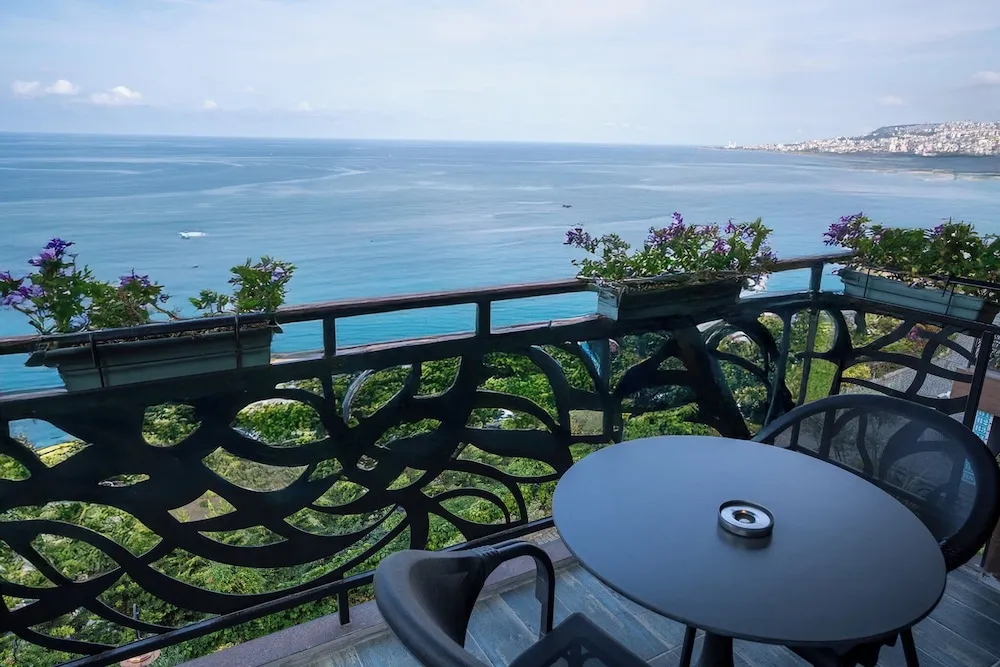 Roof Suite with Jacuzzi and Sea View