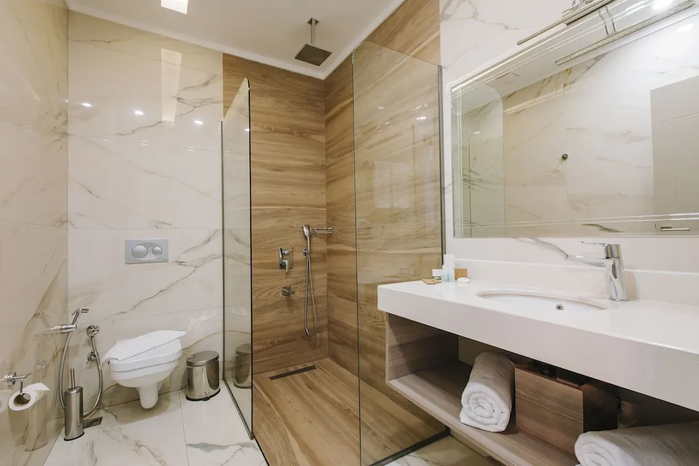 Deluxe Suite with Balcony and Sea view