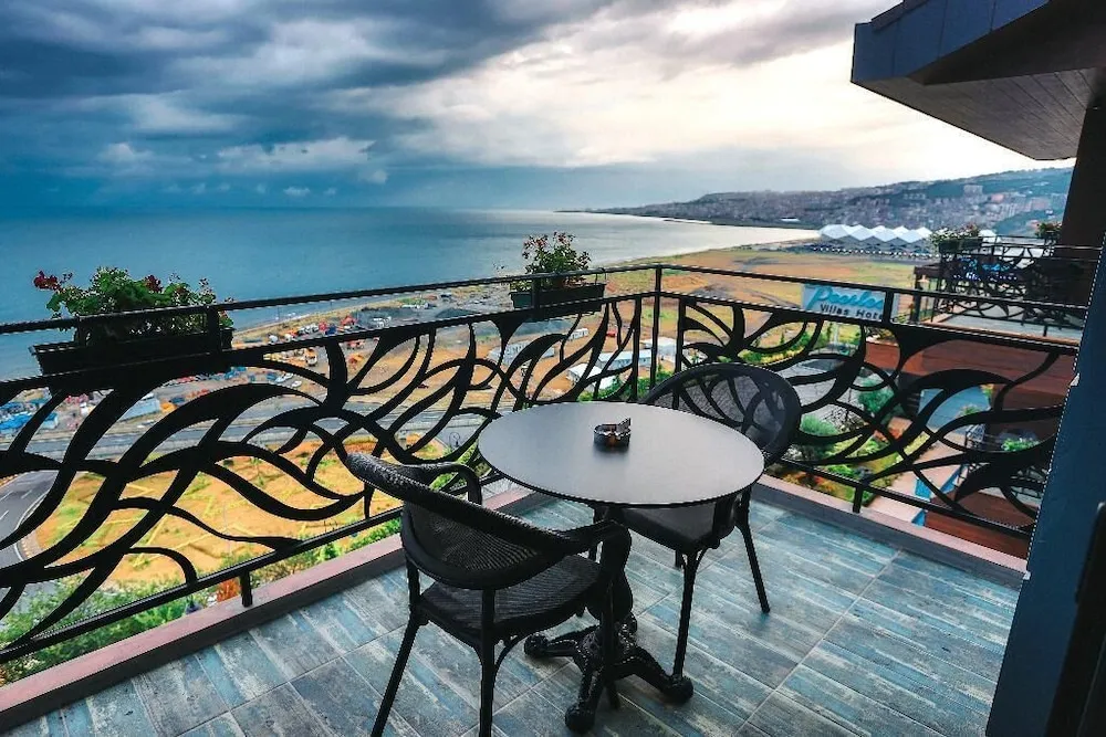Deluxe Suite with Balcony and Sea view