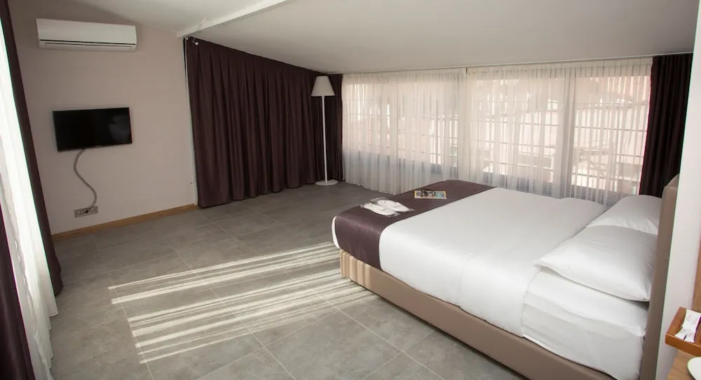 Deluxe Tek Büyük Yataklı Oda