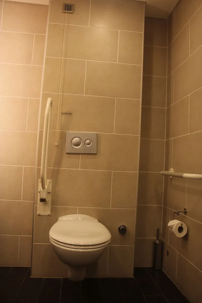 Queen Accesible Room