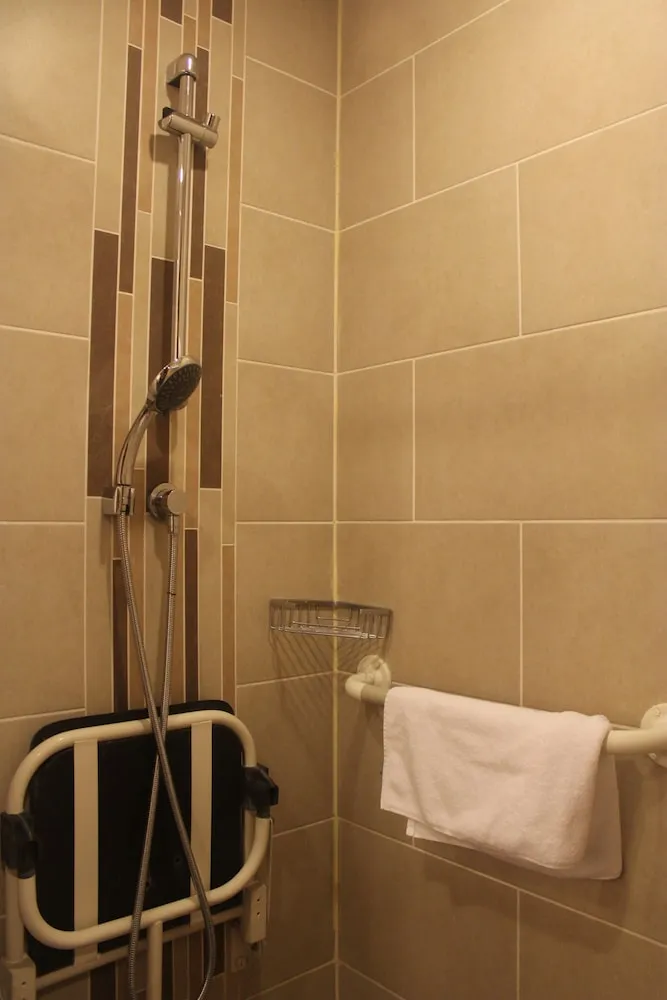 Queen Accesible Room