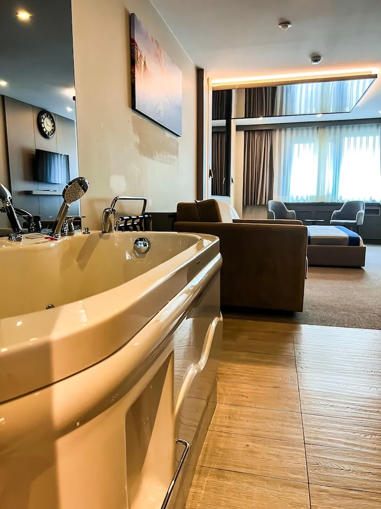 Deluxe Tek Büyük Yataklı Oda, Sıcak Su Küveti, Ek Bina