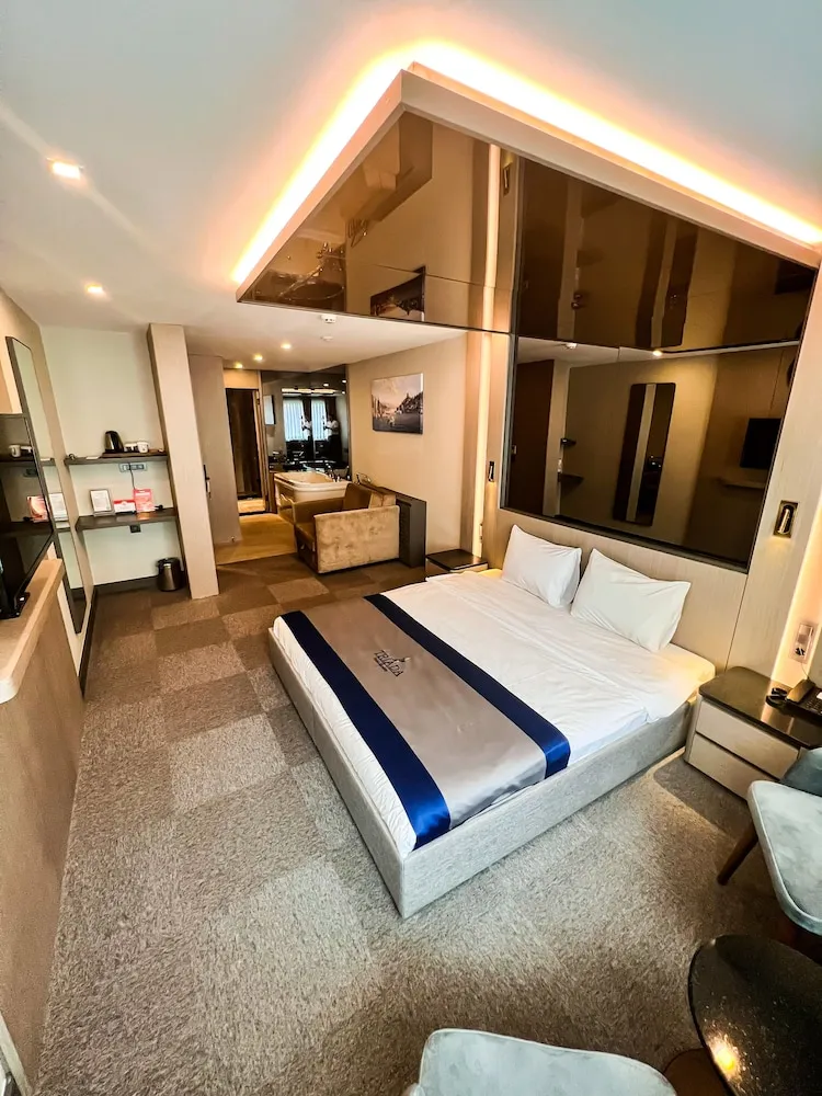 Deluxe Tek Büyük Yataklı Oda, Sıcak Su Küveti, Ek Bina