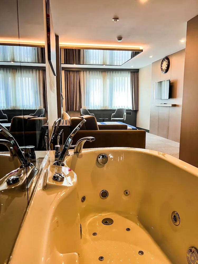 Deluxe Tek Büyük Yataklı Oda, Sıcak Su Küveti, Ek Bina