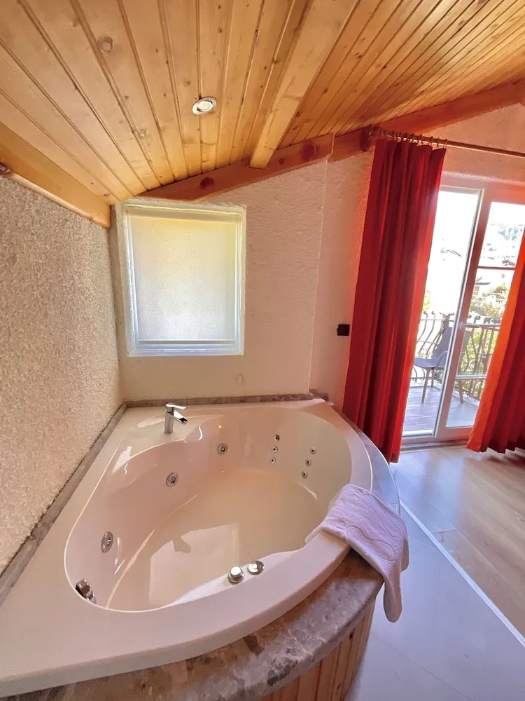 Deluxe Tek Büyük Yataklı Oda, 1 En Büyük (King) Boy Yatak, Sigara İçilmez, Dağ Manzaralı