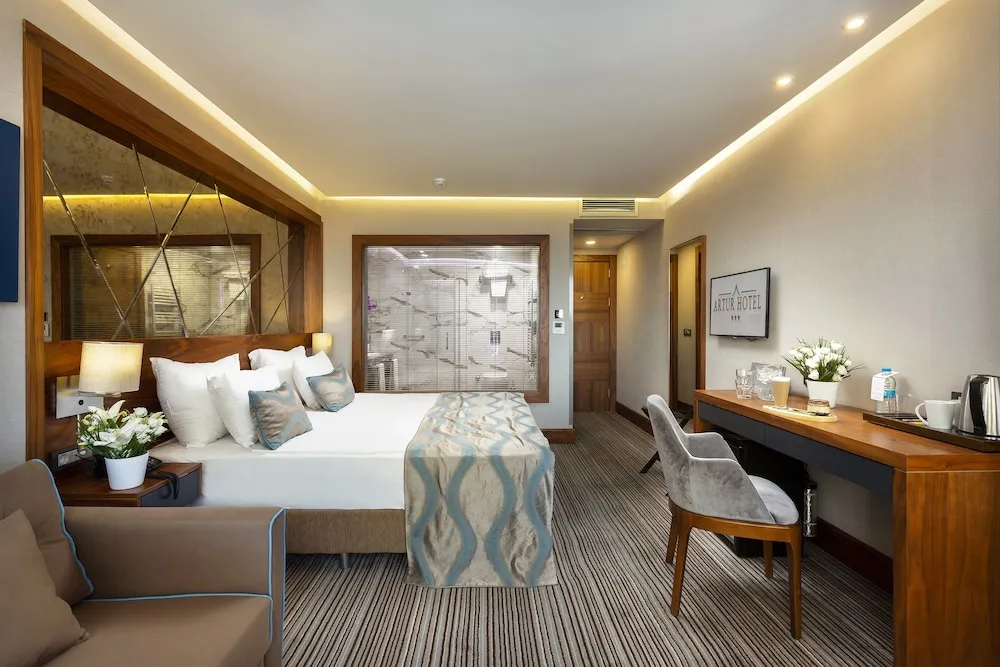 Corner Deluxe Double Room with Sofa and City View