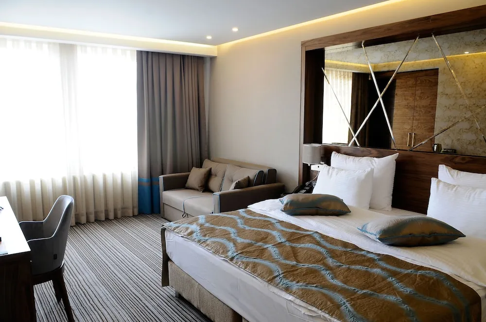 Corner Deluxe Double Room with Sofa and City View