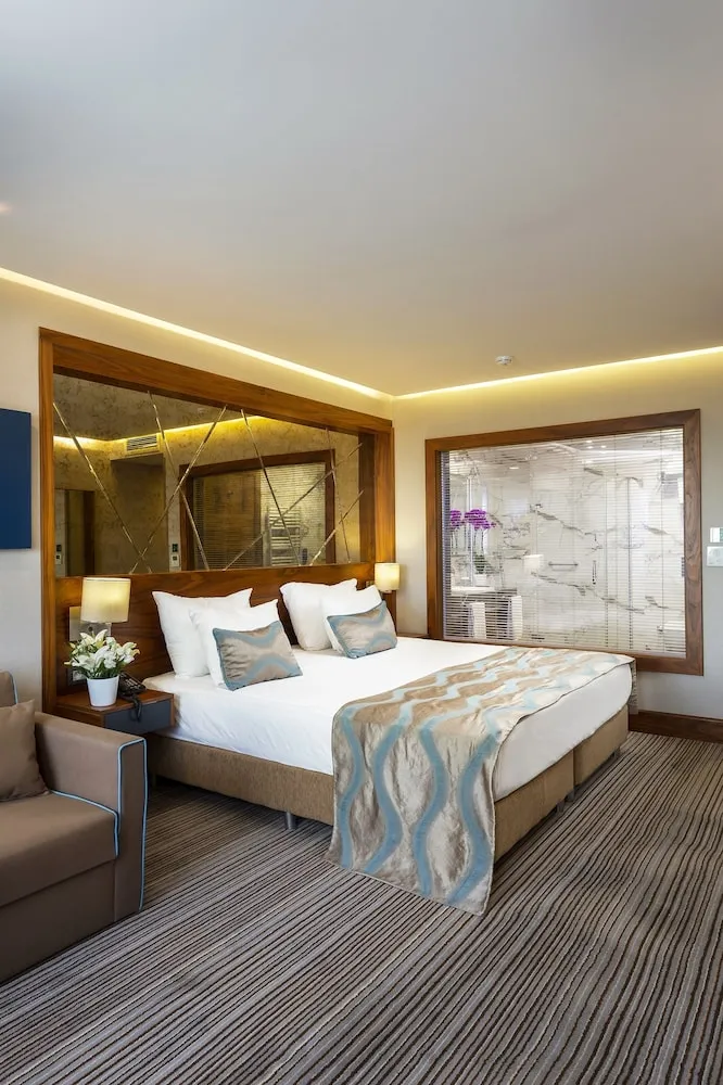 Corner Deluxe Double Room with Sofa and City View