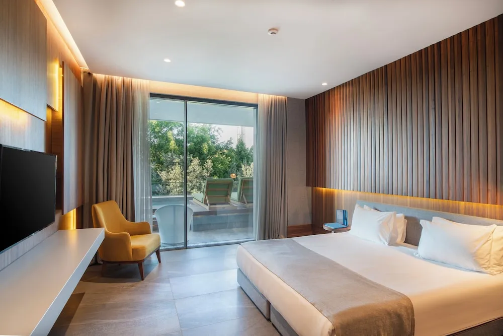 Deluxe Room with Swim Up Pool