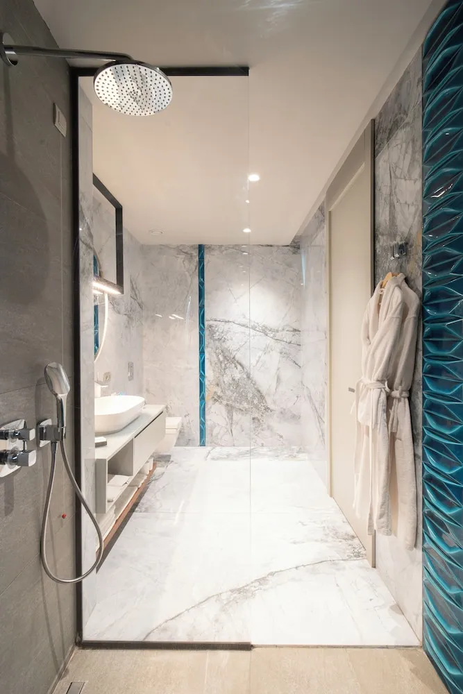 Deluxe Room with Swim Up Pool