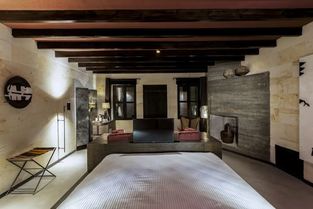 Stone Suite with Cave Bath