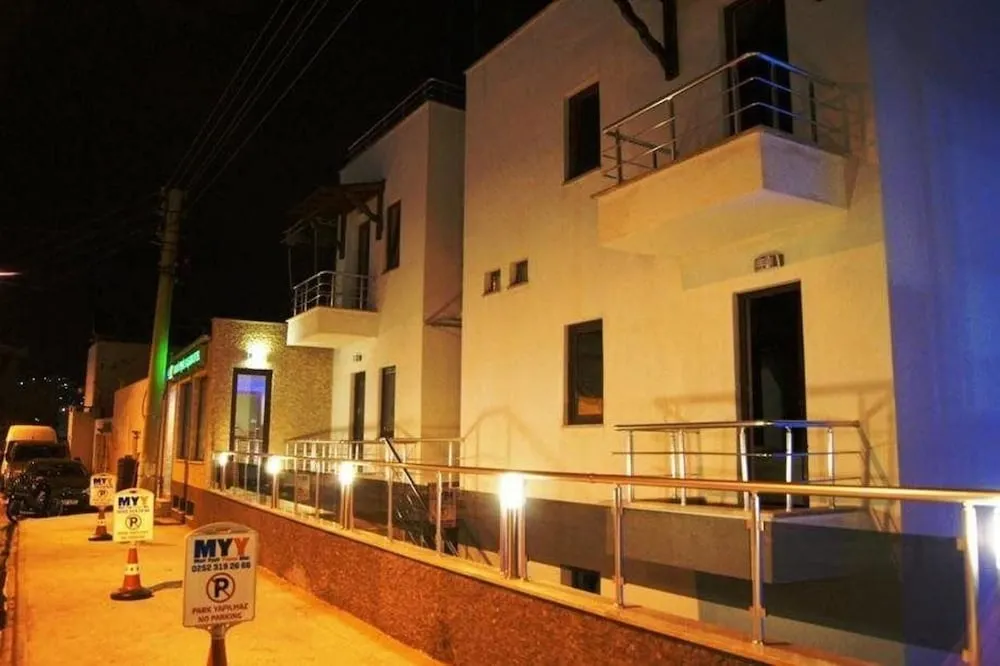 Konaklama yerinin ön cephesi - akşam/gece