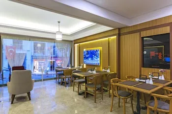 Obelisk Hotel & Suites