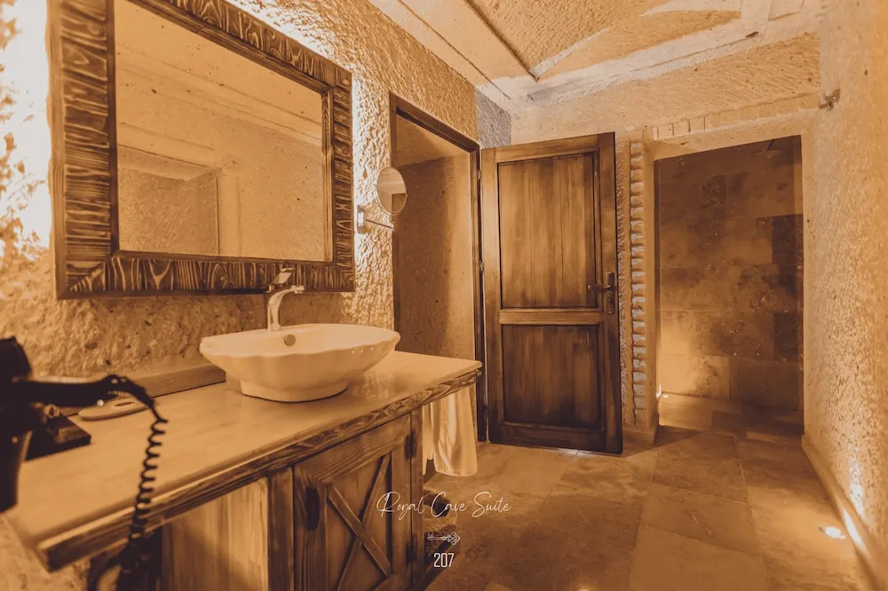 Royal Cave Suite
