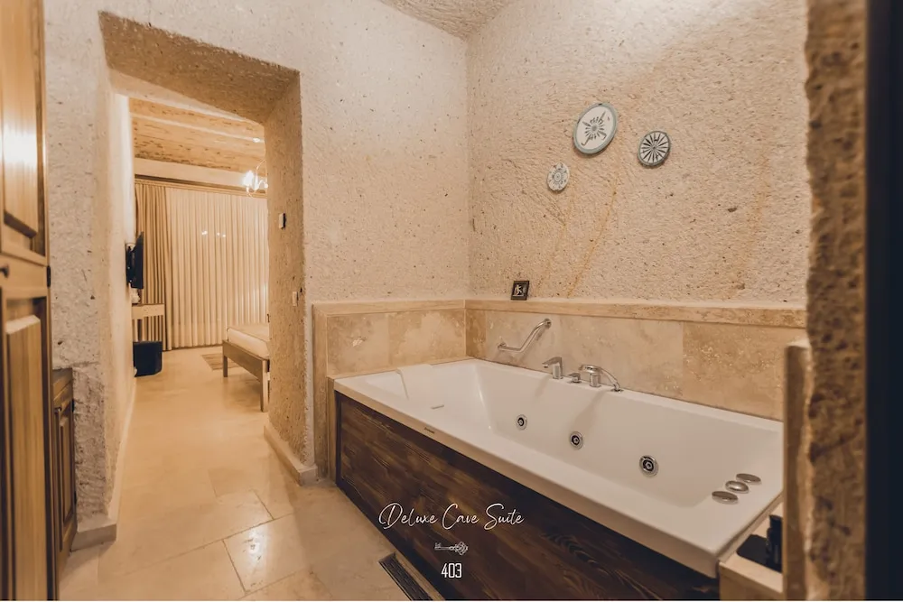 Deluxe Cave Suite With Jacuzzi