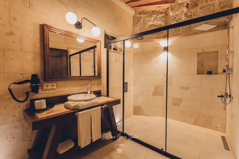 Deluxe Cave Suite With Fireplace