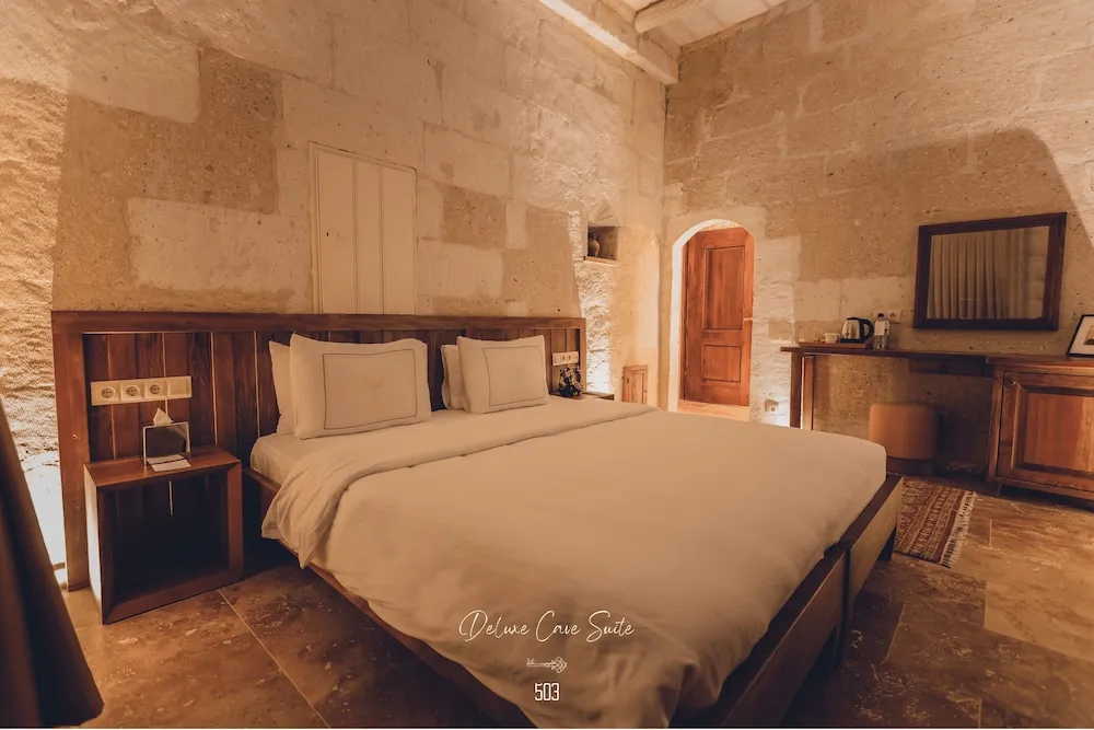 Deluxe Cave Suite With Fireplace