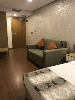 Eliza Hotel