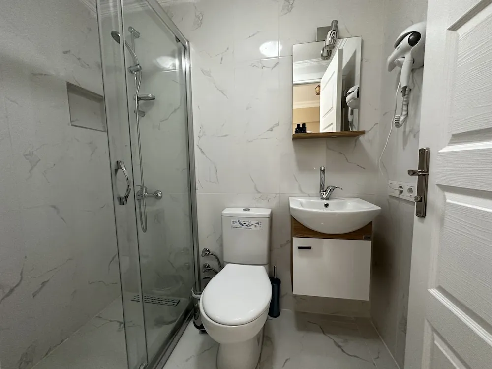 Standard Uc Ayri Yatakli Oda Ozel Banyo, Bahce Manzarali