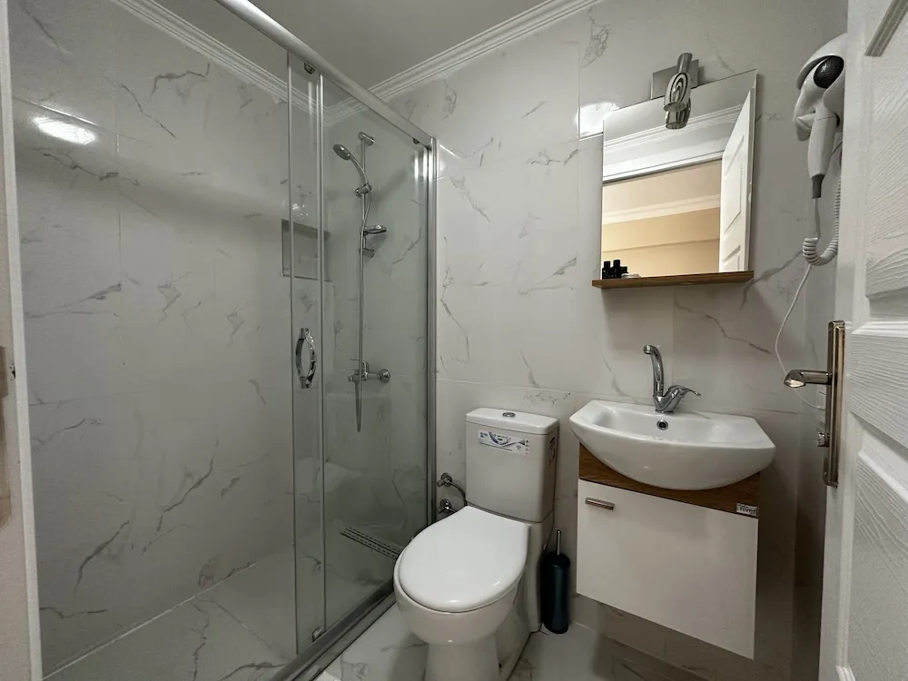 Standard Uc Ayri Yatakli Oda Ozel Banyo, Bahce Manzarali