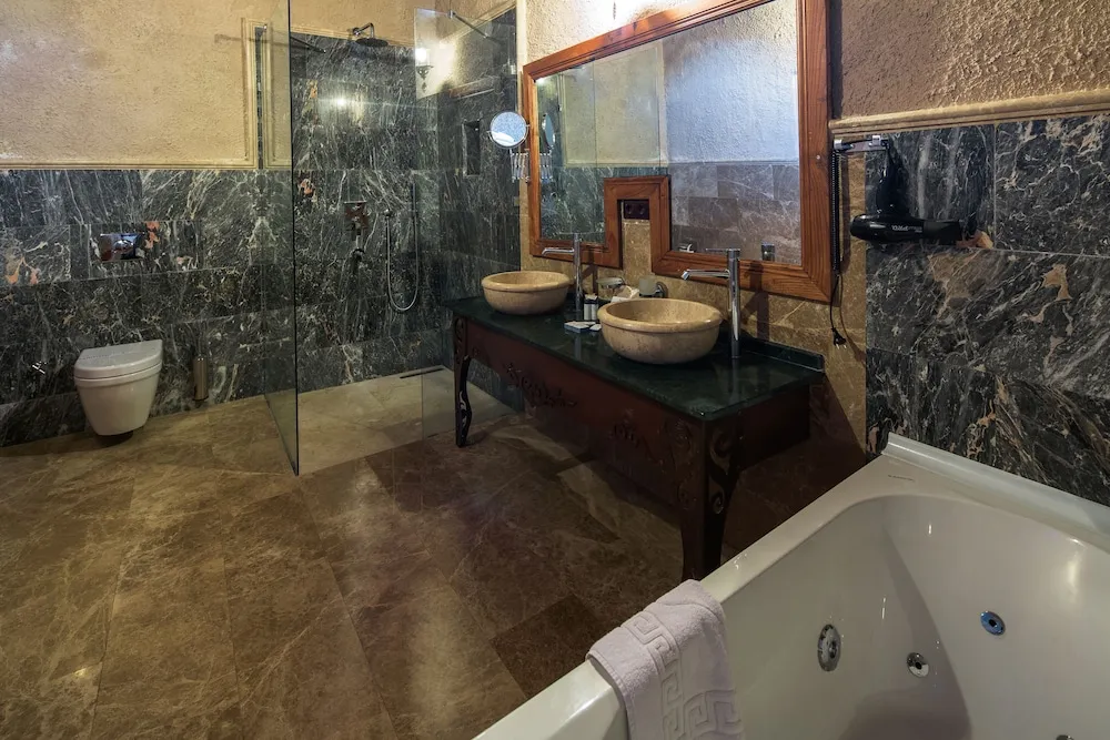 Luxury Süit, Avlu Manzaralı