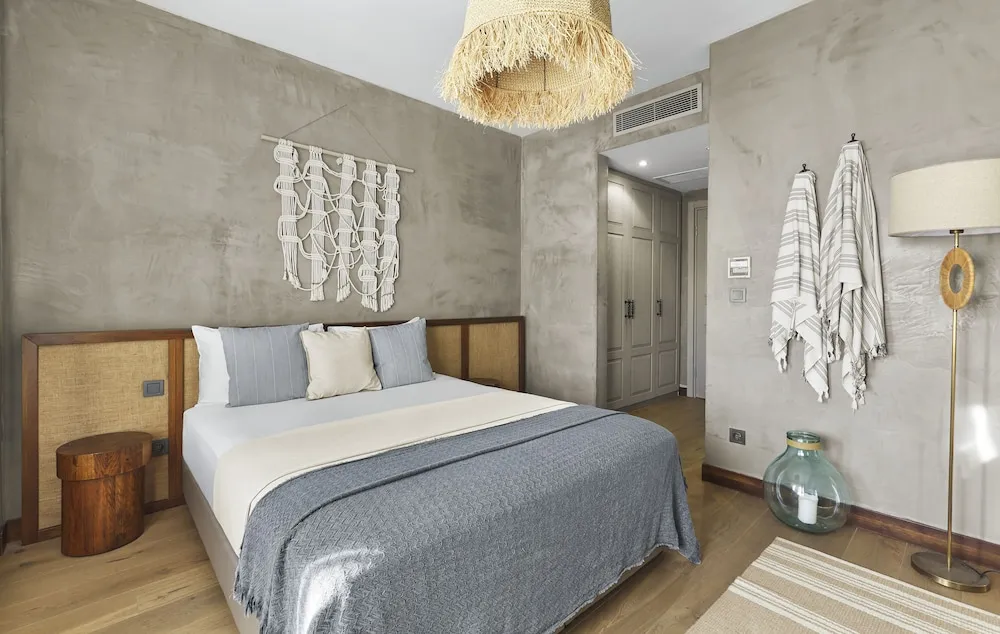 DOUBLE ROOM