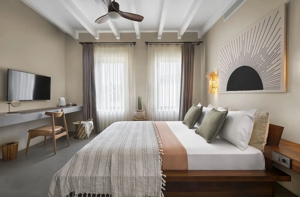 DELUXE DOUBLE ROOM