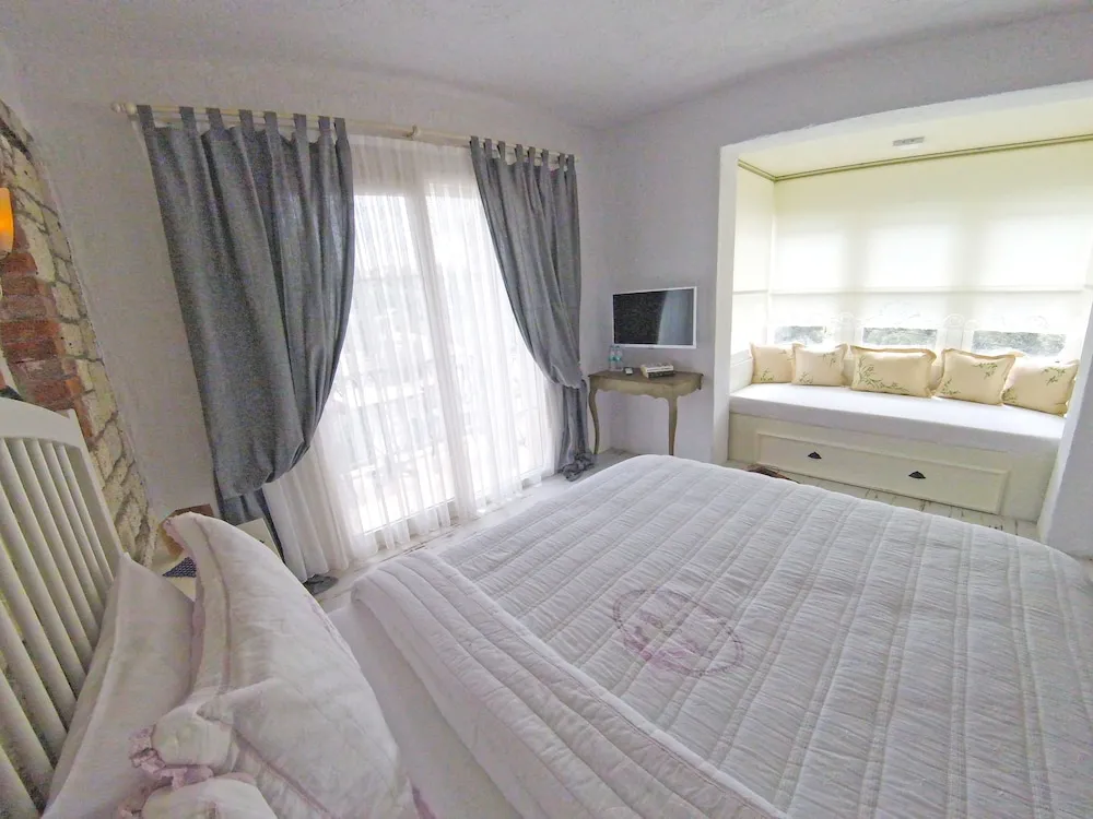 Deluxe Üç Kişilik Oda, Havuz Manzaralı (Bay View)