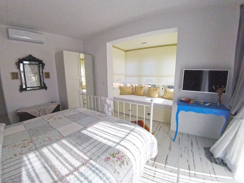 Deluxe Üç Kişilik Oda, Havuz Manzaralı (Bay View)