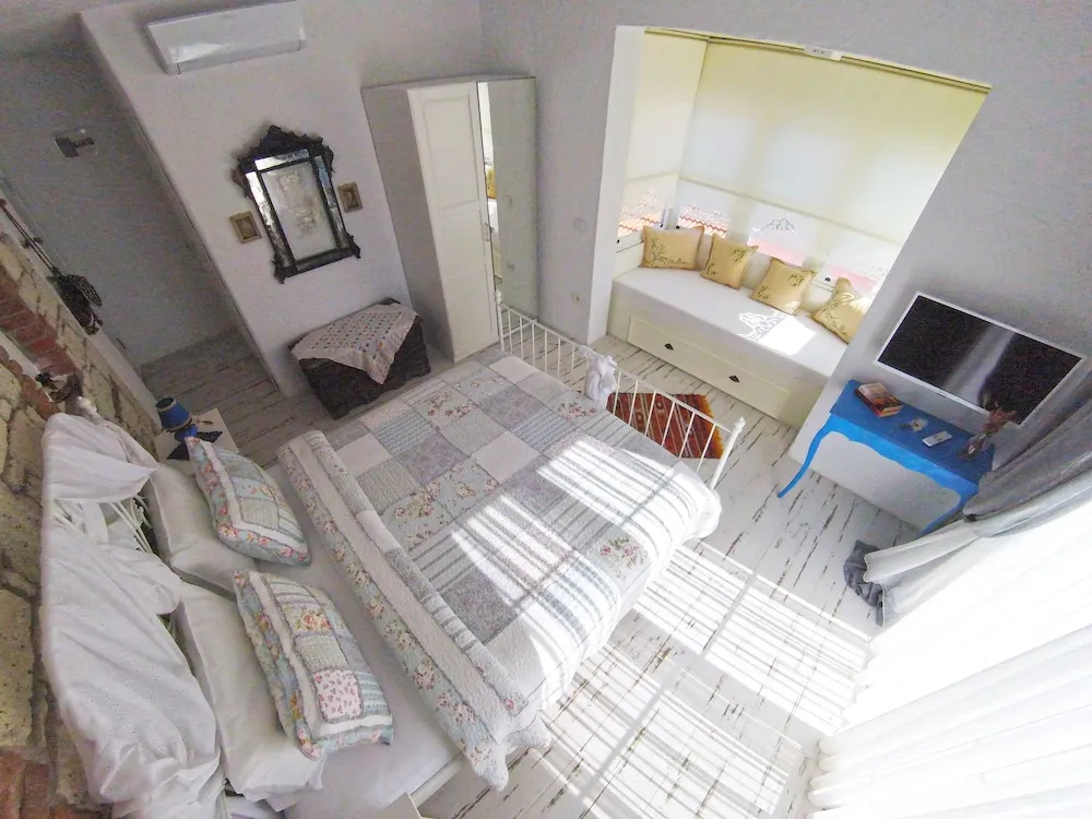 Deluxe Üç Kişilik Oda, Havuz Manzaralı (Bay View)