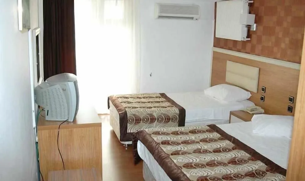 Standard Üç Kişilik Oda, Bahçe Manzaralı