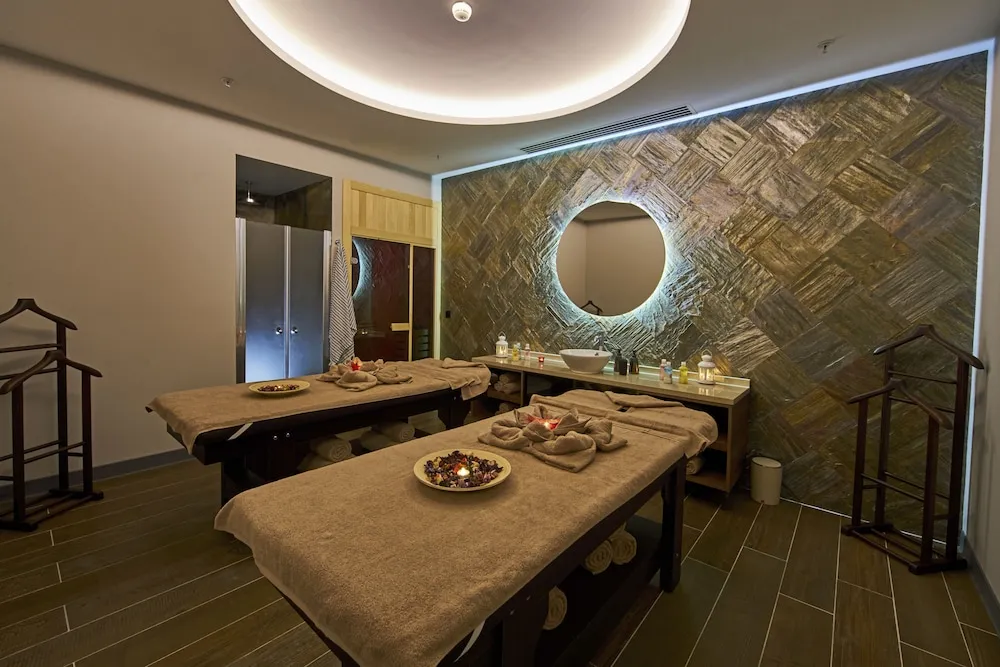 Üç Kişilik Oda (4 Hours Usage + 1 Hours Sauna & Steam)