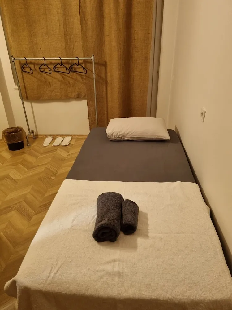 Standard Üç Kişilik Oda, Birden Çok Yatak, Balkon, Bahçe Manzaralı