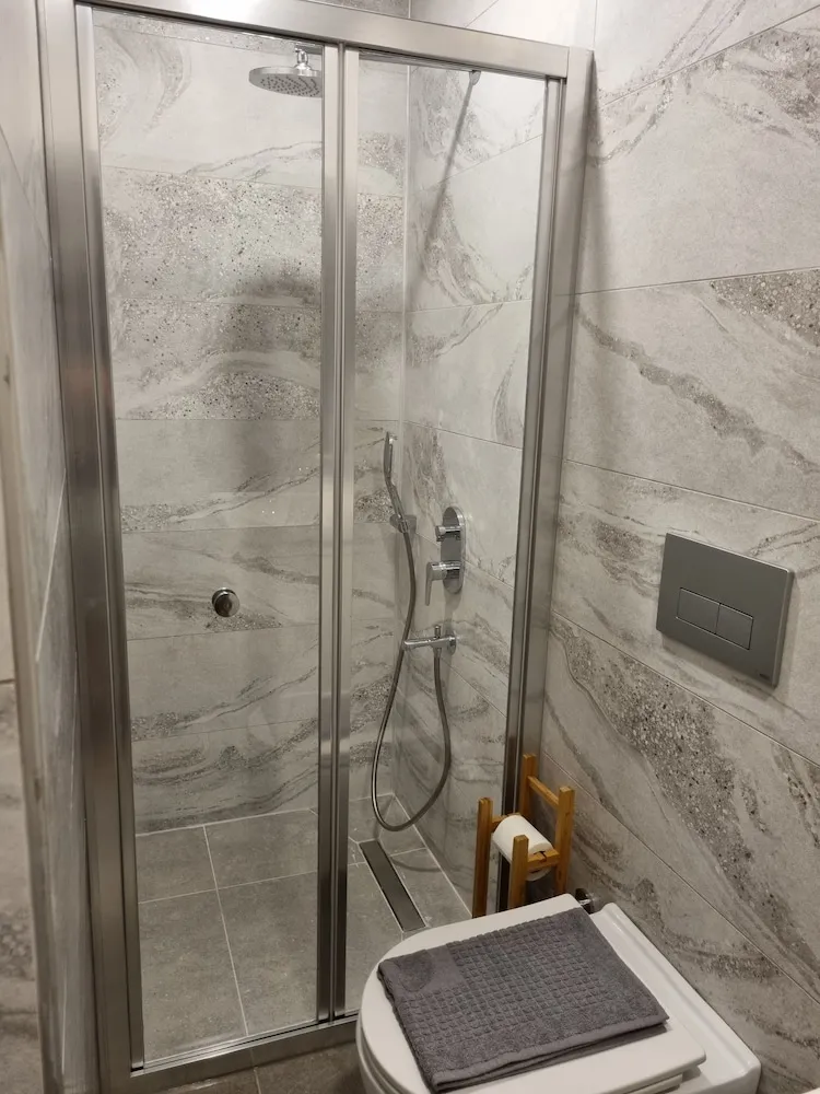 Standard Üç Kişilik Oda, Birden Çok Yatak, Balkon, Bahçe Manzaralı
