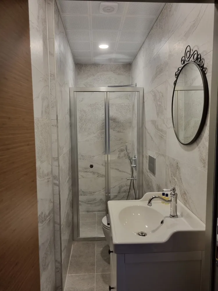Standard Üç Kişilik Oda, Birden Çok Yatak, Balkon, Bahçe Manzaralı