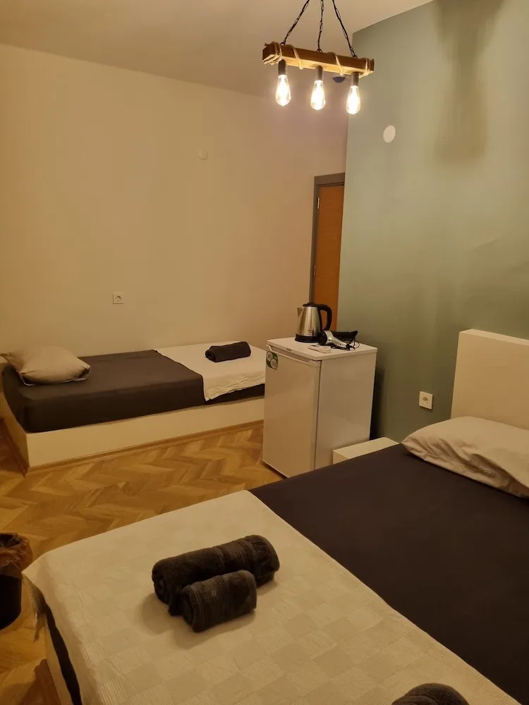 Standard Üç Kişilik Oda, Birden Çok Yatak, Balkon, Bahçe Manzaralı
