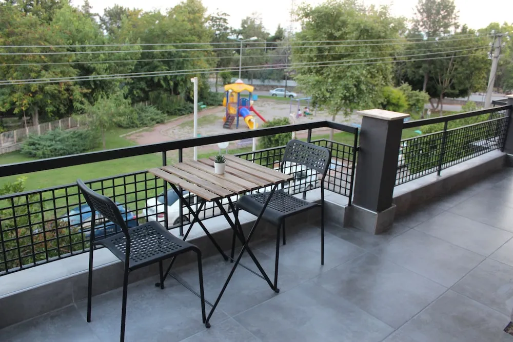 Standard Üç Kişilik Oda, Birden Çok Yatak, Balkon, Bahçe Manzaralı