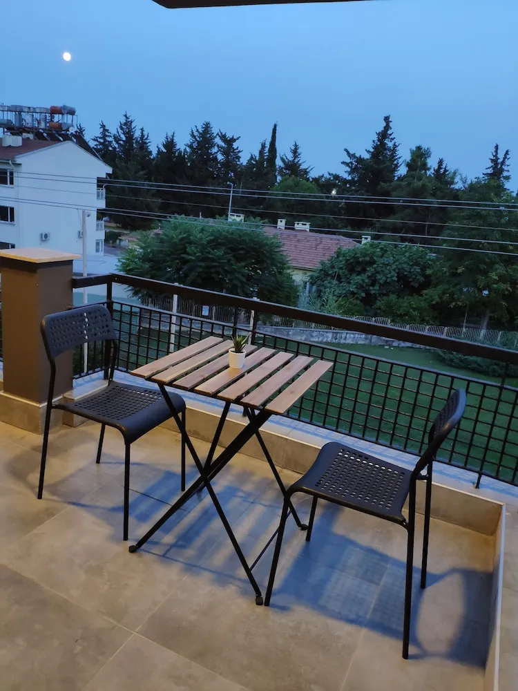 Standard Üç Kişilik Oda, Birden Çok Yatak, Balkon, Bahçe Manzaralı