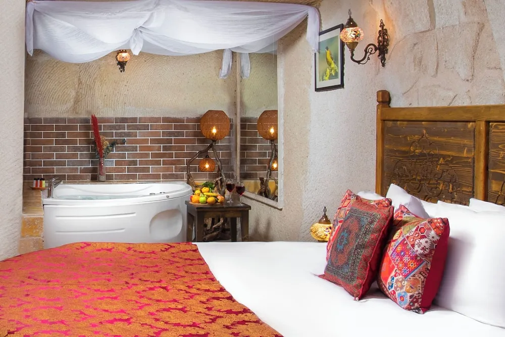 Deluxe Cave Suite with Jacuzzi