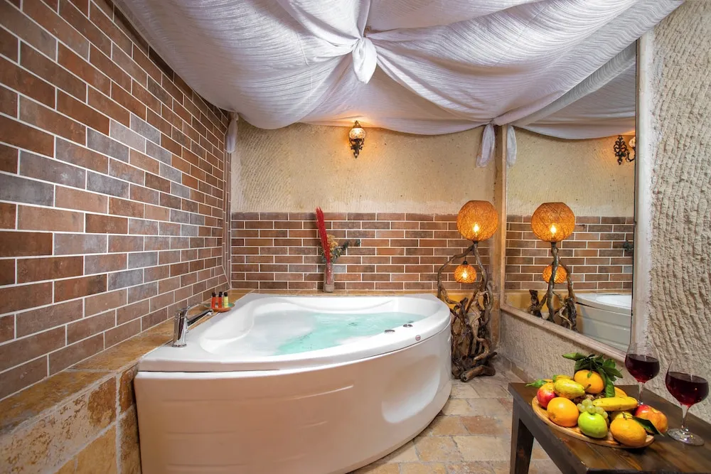 Deluxe Cave Suite with Jacuzzi