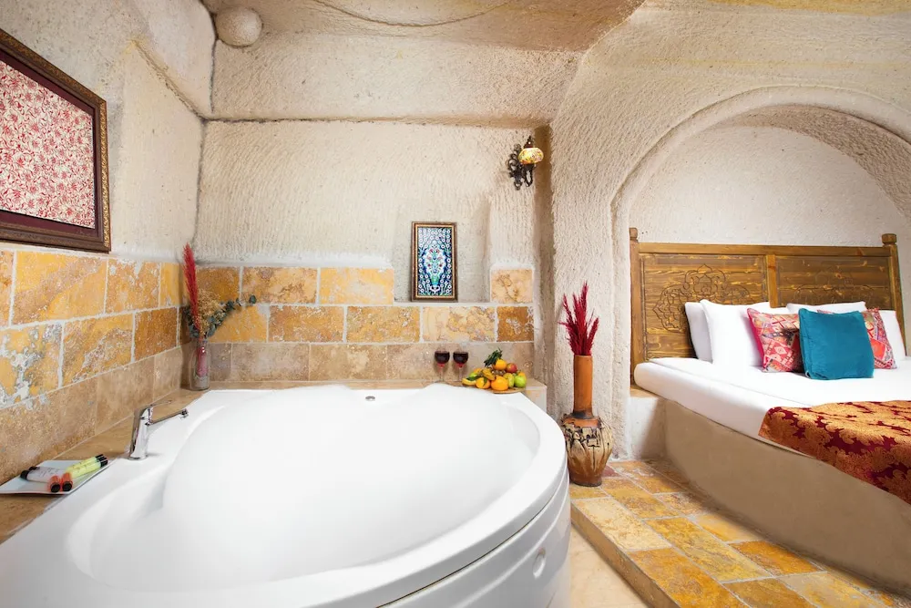 Deluxe Cave Suite with Jacuzzi